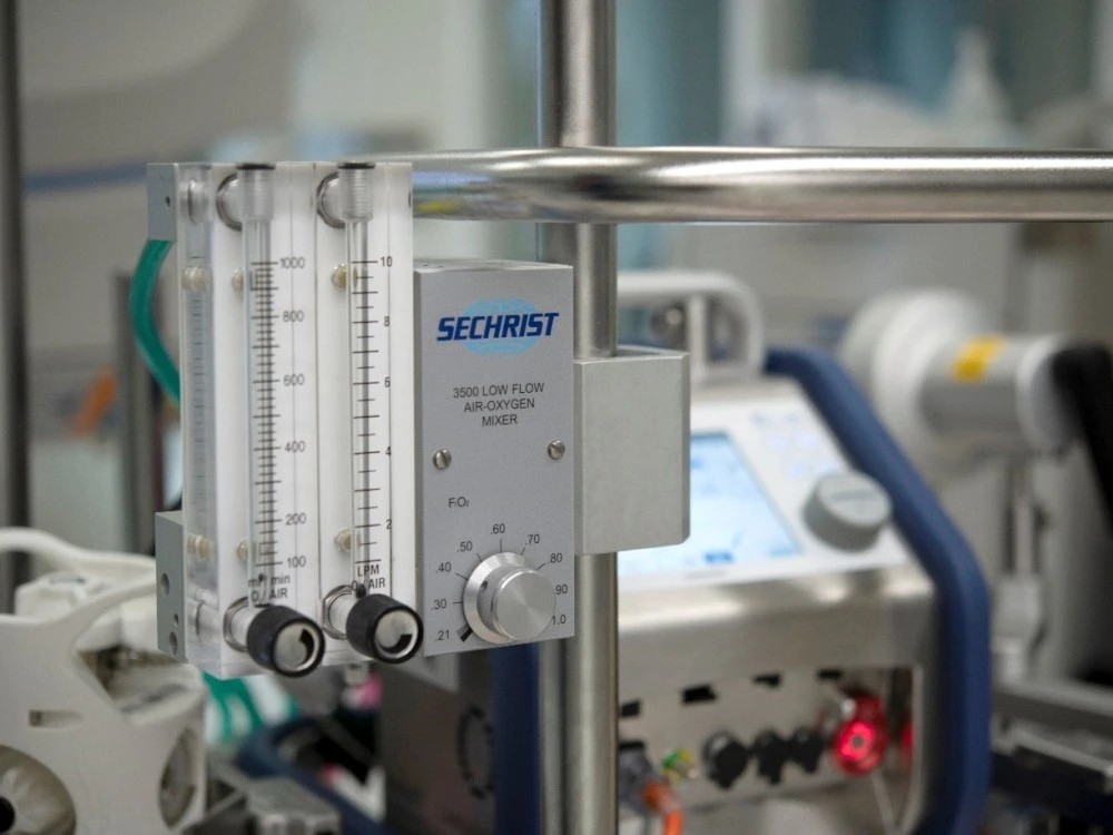 ECMO console and oxygen blender