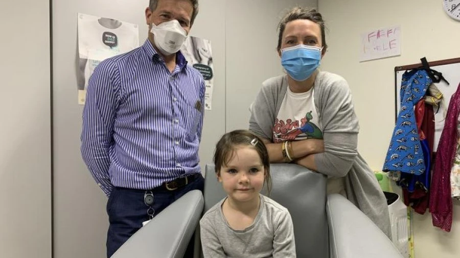 A/Prof John Wentworth with child and mother from type 1 diabetes study