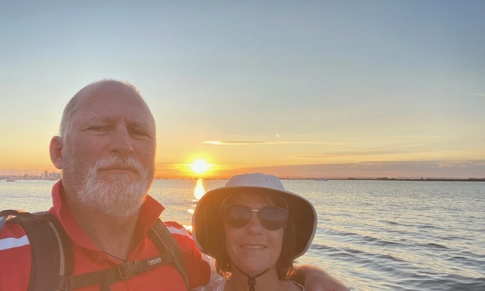 Man_and_woman_in_front_of_sunset.jpg