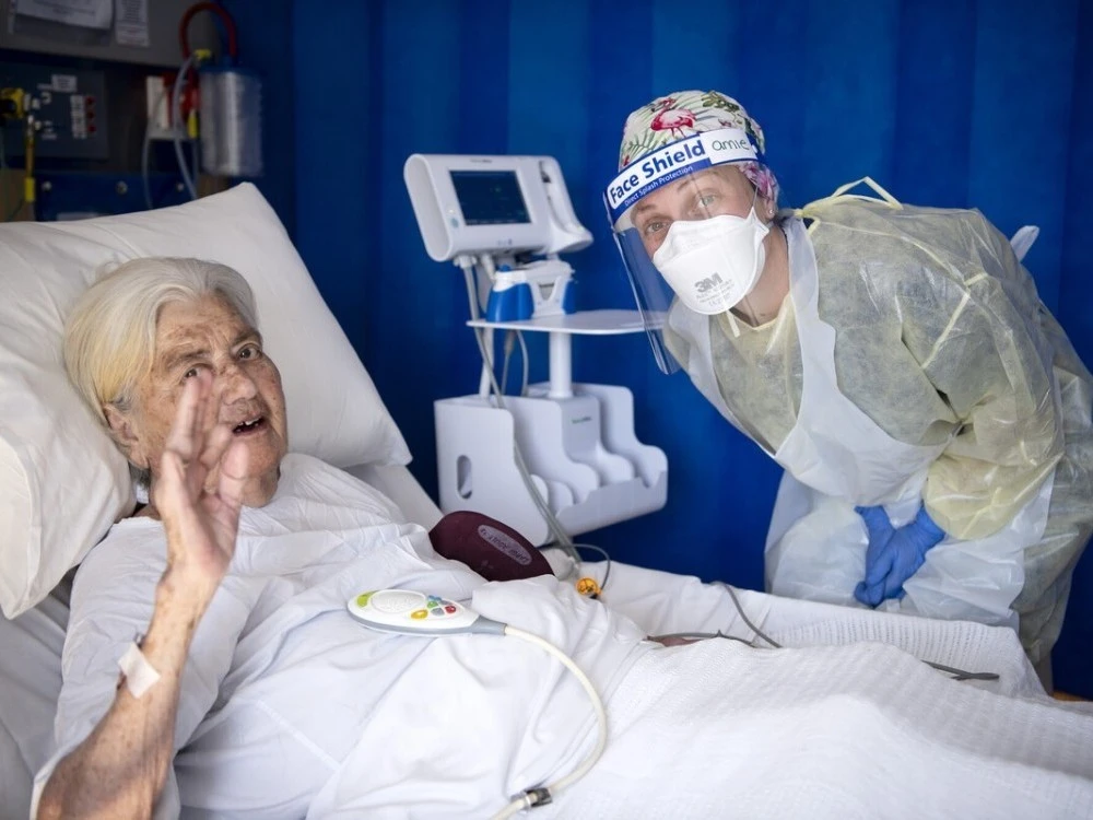 Patient and nurse on Ward 8b during COVID 1