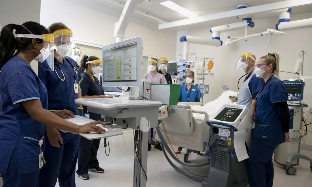 Staff in ward rounds in ICU