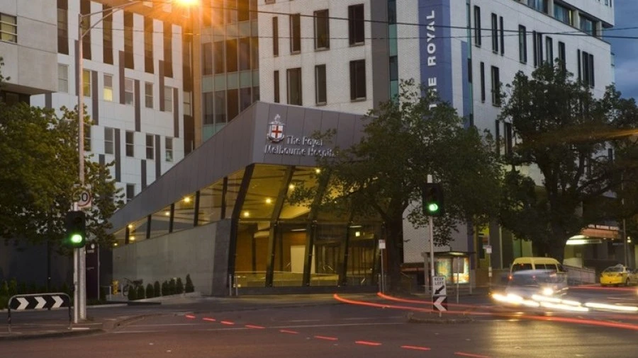 the-royal-melbourne-hospital-entrance-at-night.jpg