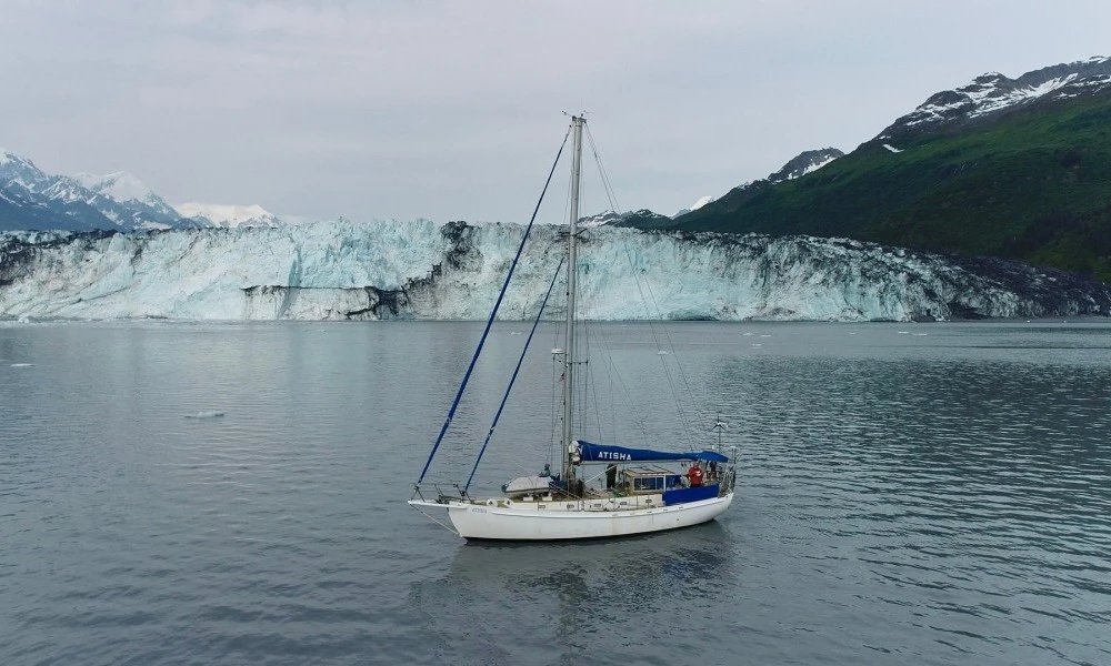 Yacht_with_a_glacier_in_the_background.jpeg